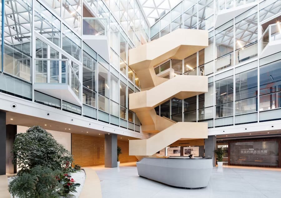 Un intérieur de bureau moderne avec un escalier en spirale unique et de grandes fenêtres en verre laissant entrer la lumière naturelle